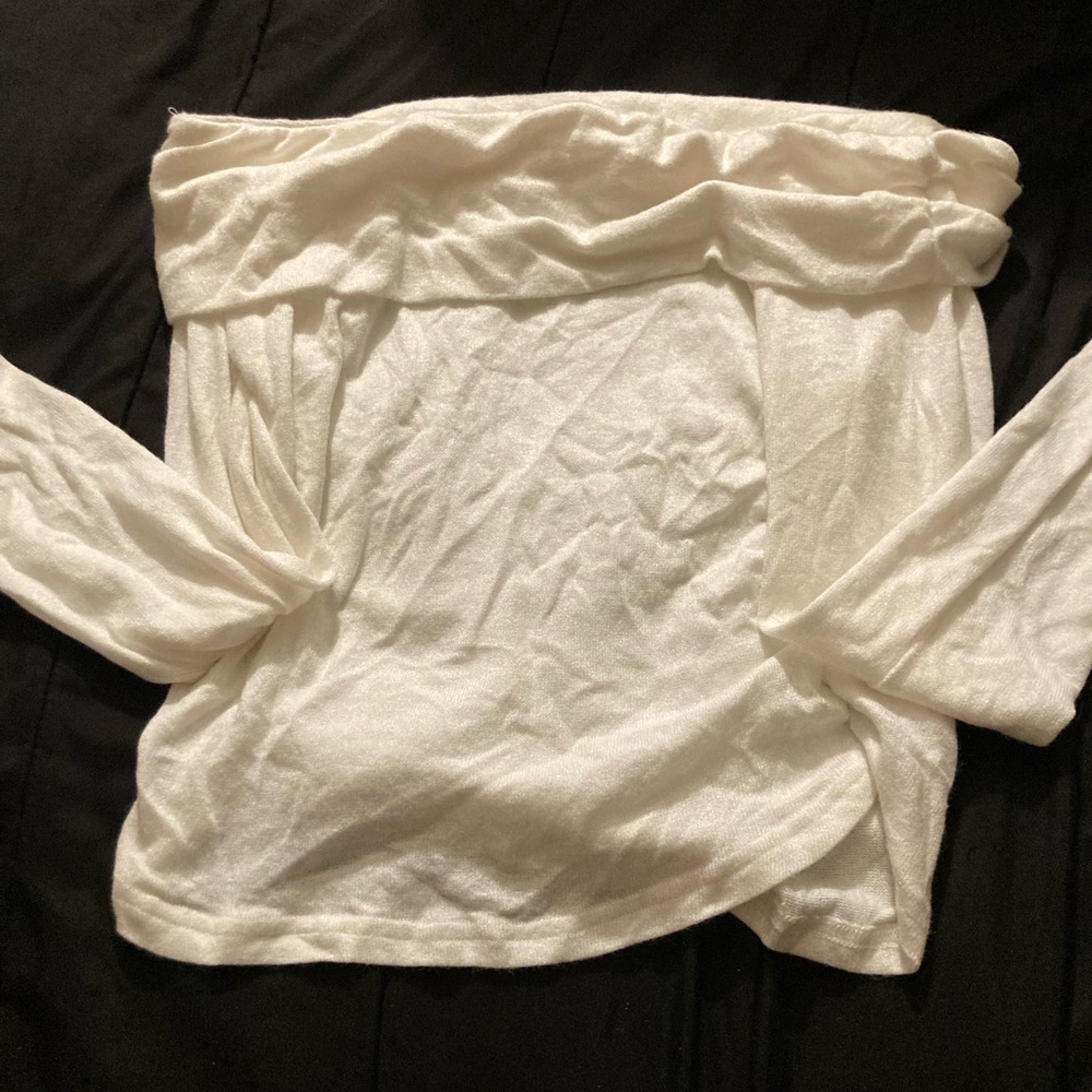 Cropped off the shoulder long sleeve.